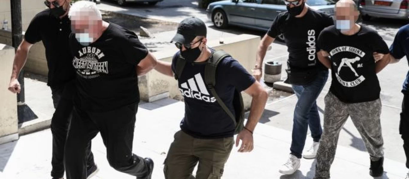 Υπόθεση 18χρονης - Ηλιούπολη: Οι κατηγορίες που αντιμετωπίζουν ο πατέρας της & ο αστυνομικός
